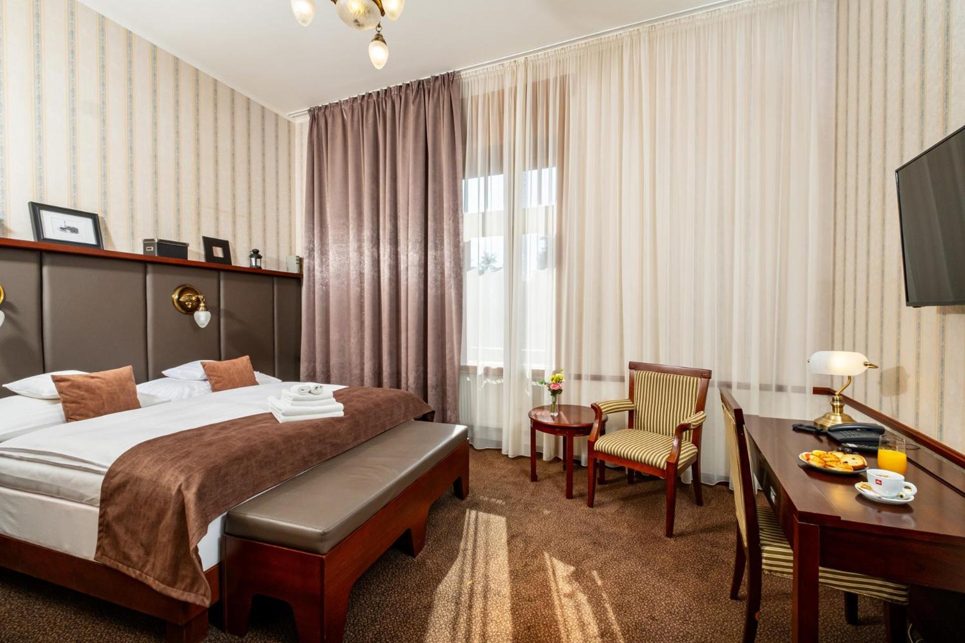 Hotel Golden Eagle Levice Exteriör bild