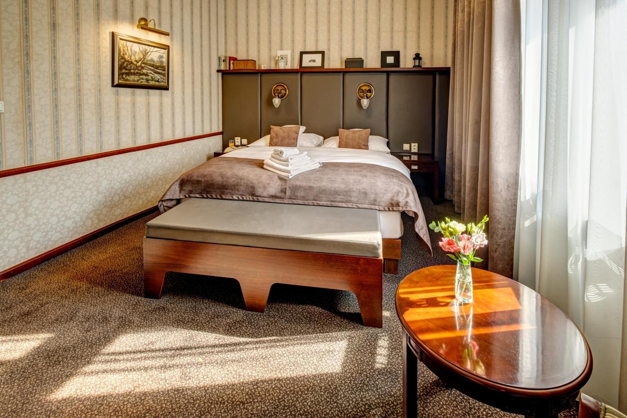 Hotel Golden Eagle Levice Exteriör bild